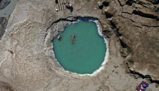 Seca do Mar Morto gera crateras com &aacute;gua doce e lembra profecia b&iacute;blica