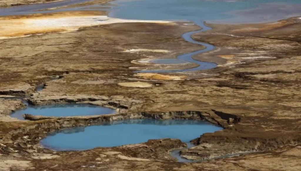 Mar Morto enfrenta risco de colapso após perder um terço de seu tamanho Imagem: Reuters… - Veja mais em https://noticias.uol.com.br/meio-ambiente/ultimas-noticias/redacao/2026/08/06/seca-do-mar-morto-gera-crateras-com-agua-doce-e-lembra-profecia-biblica.ghtm?shem=dsdf%2Csharefoc%2Cagadiscoversdl%2C%2Csh%2Fx%2Fdiscover%2Fm1%2F4&cmpid=copiaecola Mar Morto enfrenta risco de colapso após perder um terço de seu tamanho. Crédito: Reuters