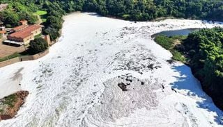 Seca e polui&ccedil;&atilde;o qu&iacute;mica intensificam espuma branca no Rio Tiet&ecirc; em Salto, SP