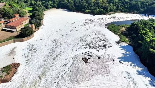 Seca e polui&ccedil;&atilde;o qu&iacute;mica intensificam espuma branca no Rio Tiet&ecirc; em Salto, SP