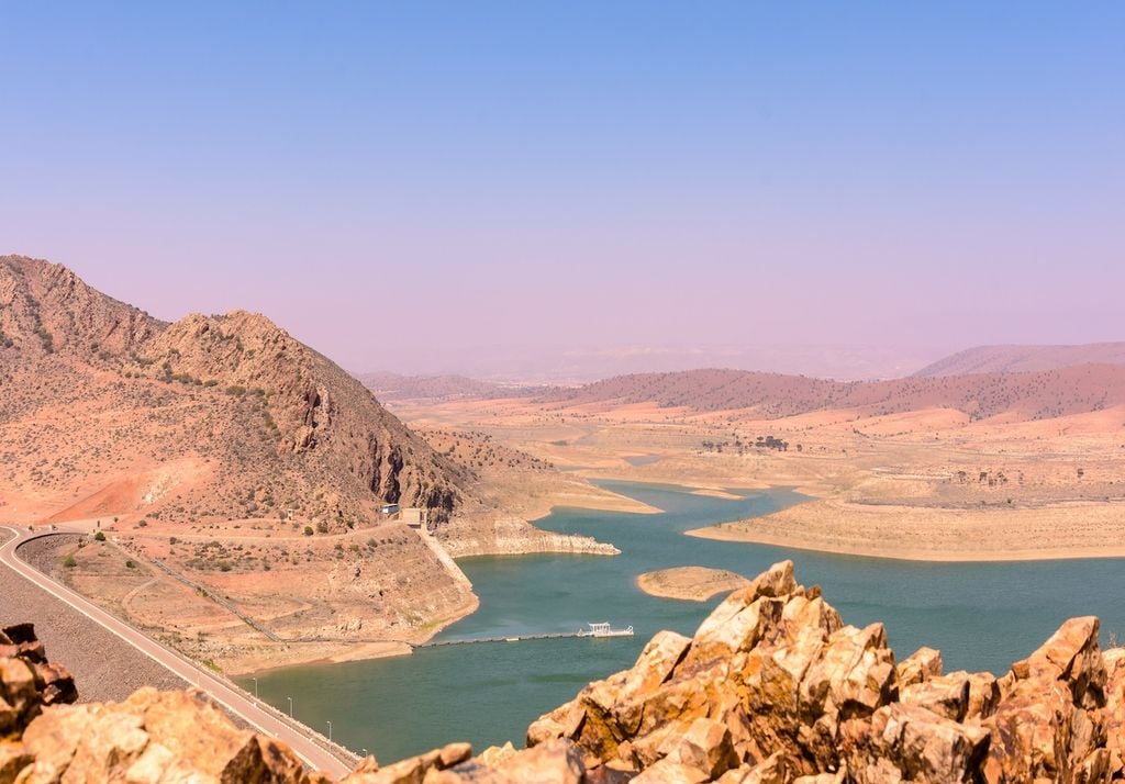 Vista de la represa de Al Massira, en Marruecos, con niveles extremamente bajos de agua almacenada