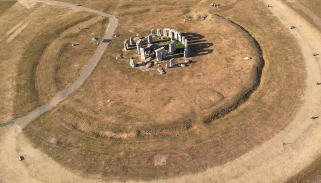Stonehenge, em Wiltshire, é uma das muitas paisagens verdes e gramadas ressecadas pelo calor extremo deste verão. Foto: Toby Melville/Reuters