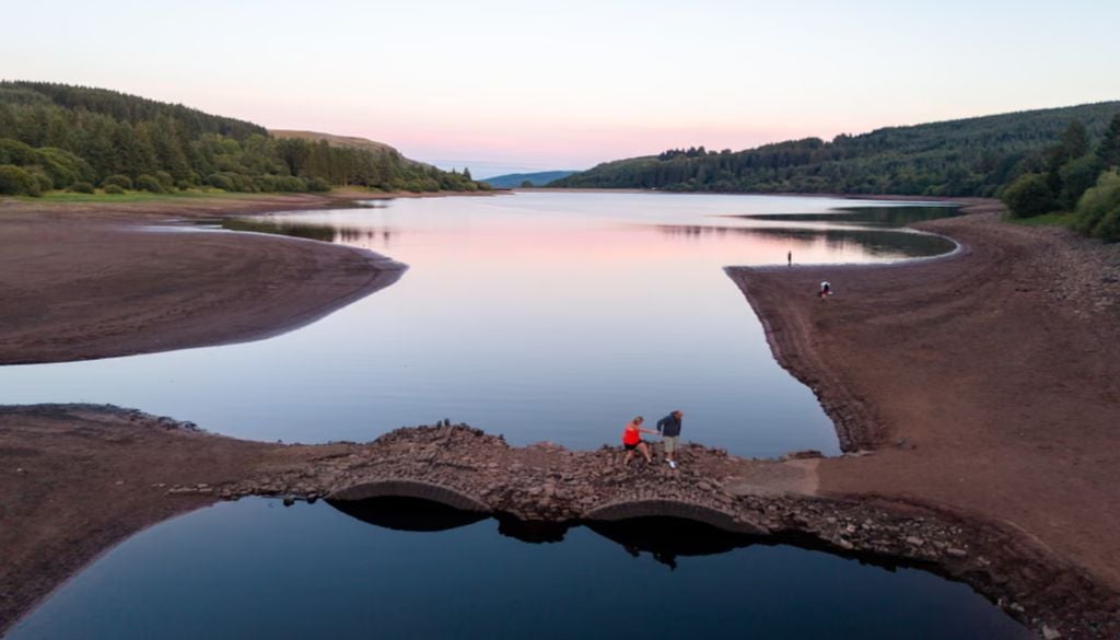 Uma ponte de pedra com dois arcos, que se acredita ser do ano 1800, no reservatório de Llwyn-onn, no vale de Taf Fawr, em Merthyr Tydfil, País de Gales, ficou exposta devido aos baixos níveis de água na semana passada. Foto: Matthew Horwood/Getty Images