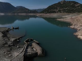 Seca na Grécia faz emergir de novo uma aldeia sacrificada no final da década de 1970