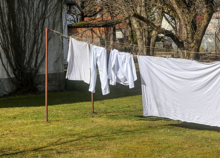 Vous séchez votre linge au soleil pendant l’été ? Une fausse bonne idée, selon les experts