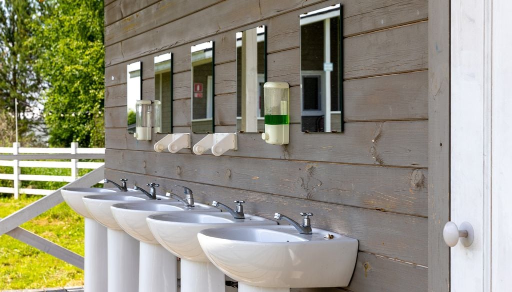 Sanitaire Lavabo Douche Camping Extérieur 7 minutes voire 4 minutes en Espagne : les douches sont chronométrées dans certains établissement pour lutter contre le gaspillage d'eau.