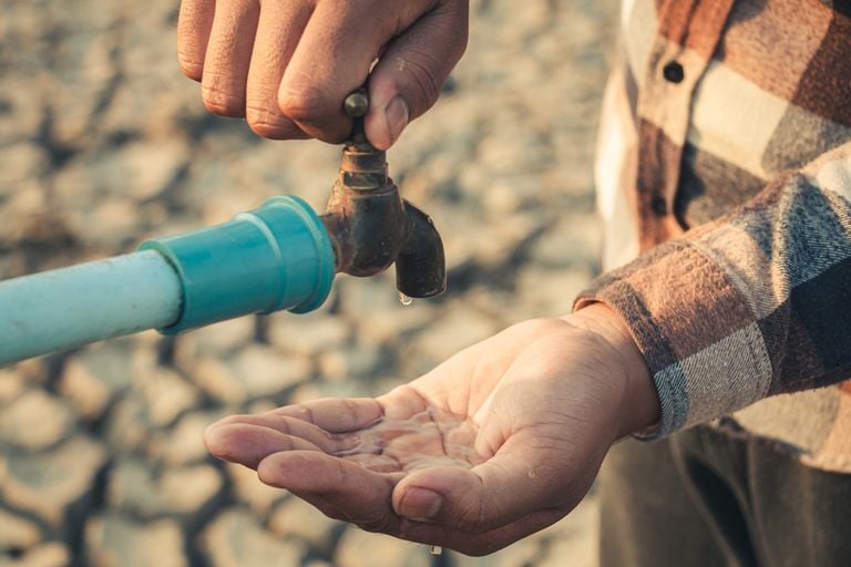 S&eacute;cheresse en France : d&eacute;couvrez si votre r&eacute;gion est concern&eacute;e par les restrictions d'eau
