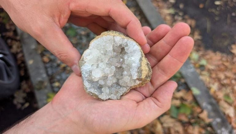 S&eacute;cheresse : le &laquo; diamant des Pyr&eacute;n&eacute;es &raquo; d&eacute;voil&eacute; par le gave de Pau attire les chasseurs de pierres