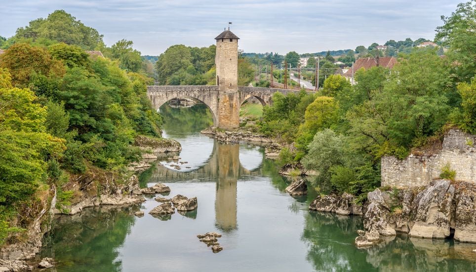 Le gave de Pau, rivière emblématique de la région, connait un niveau si bas que le lit à découvert rend plus accessibles de précieux minéraux.