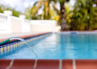 Sécheresse : les piscines privées sont-elles vouées à disparaître en France ?