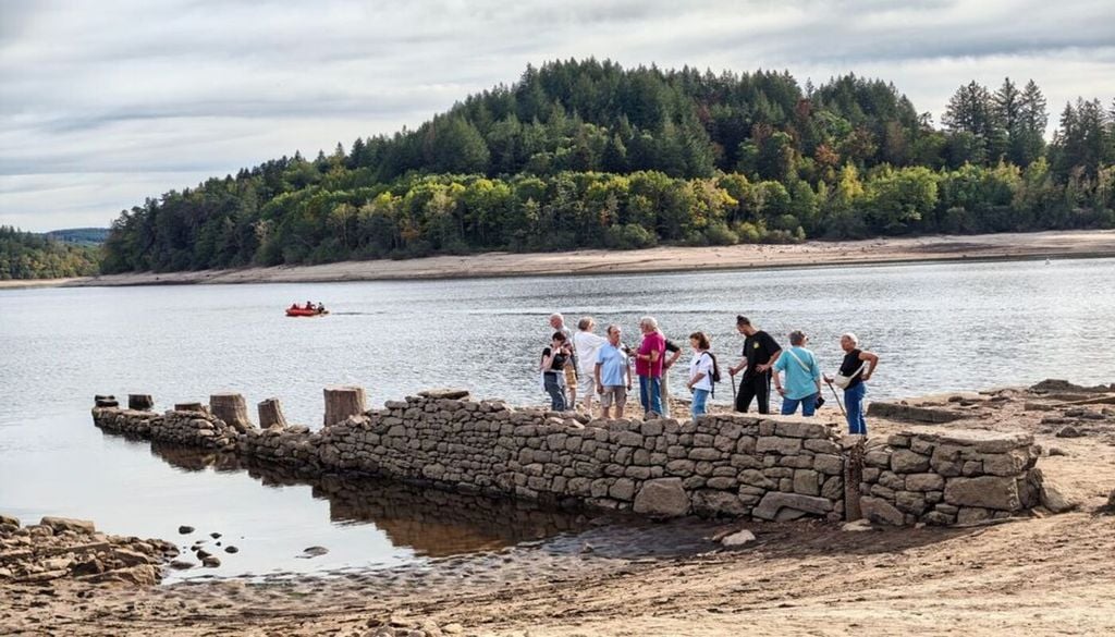Les fondations de maisons englouties refont surface dans le lac de Vassivière à la surprise des visiteurs. Crédit : Le Parisien - Camille Deveix Les fondations de maisons englouties refont surface dans le lac de Vassivière à la surprise des visiteurs. Crédit : Le Parisien - Camille Deveix