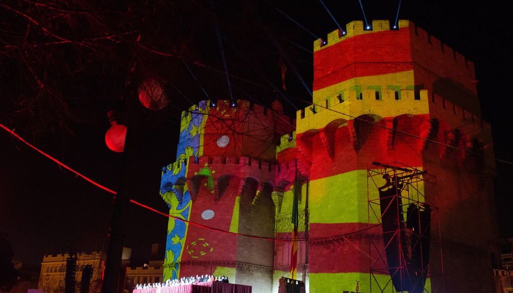 Videomapping bâtiment historique chateau Le vidéomapping consiste à projeter des vidéos sur les façades de bâtiments. Un spectacle son et lumière très apprécié des petits et grands.