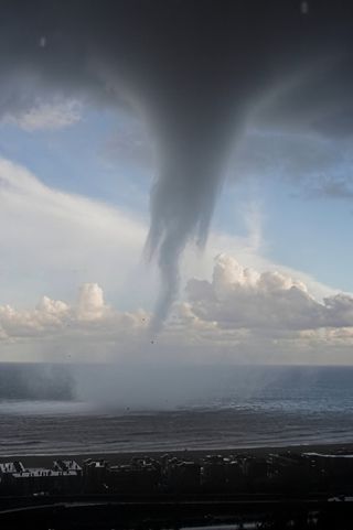 Secuencia de fotos de una tromba marina entrando en tierra