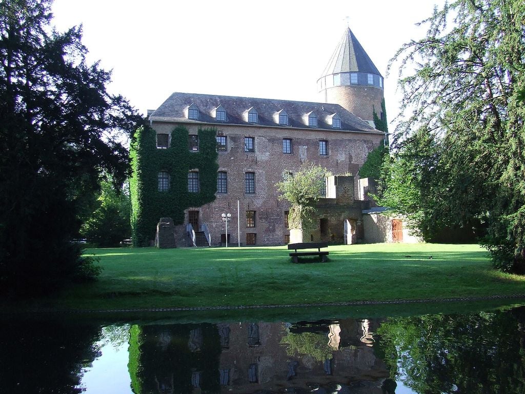 Burg Brüggen Eine mittelalterliche Burg und viel Wasser: Brüggen am Niederrhein Foto: Sindala/Wikimedia