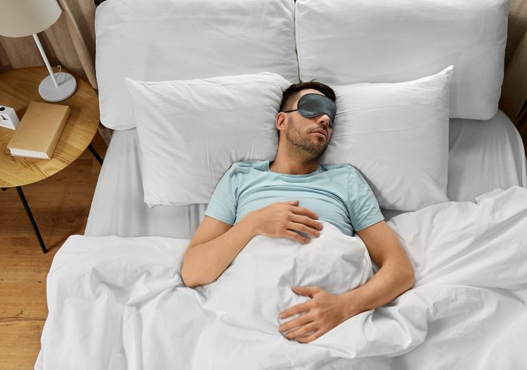 Si eres de los que duerme con antifaz pase lo que pase, la ciencia