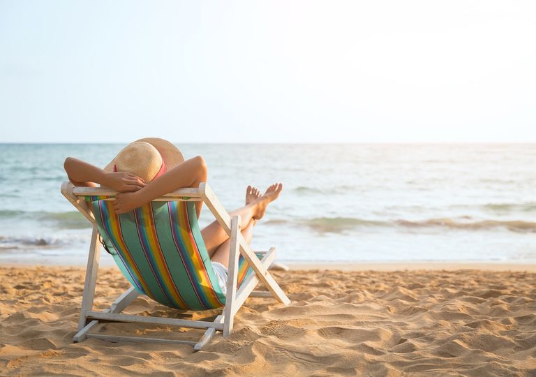 Mujer descansando y mirando el mar Mujer descansando y mirando el mar