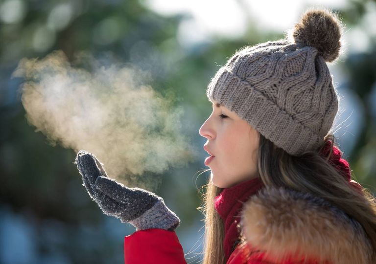Mulher sopra vapor de água Mulher sopra vapor de água