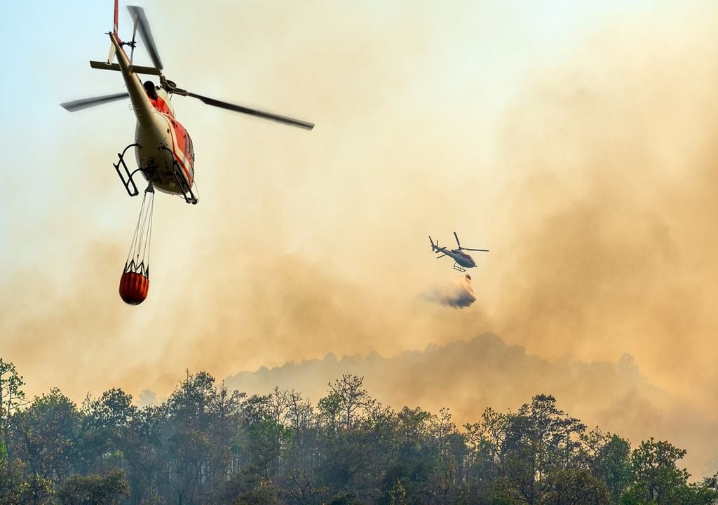 Helicópteros combatiendo incendio forestal