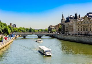 A um dia das provas de triatlo nos Jogos Olímpicos de Paris, treino foi cancelado devido à poluição do Rio Sena