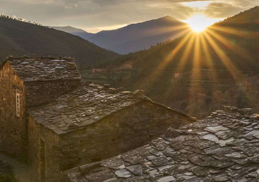 Casas de xisto na aldeia de Cabeça, Seia Casas de xisto na aldeia de Cabeça, Seia