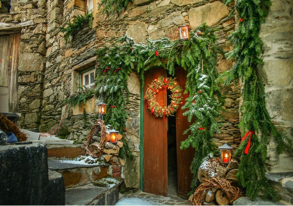 Enfeites de Natal na aldeia de Cabeça, Seia Enfeites de Natal na aldeia de Cabeça, Seia