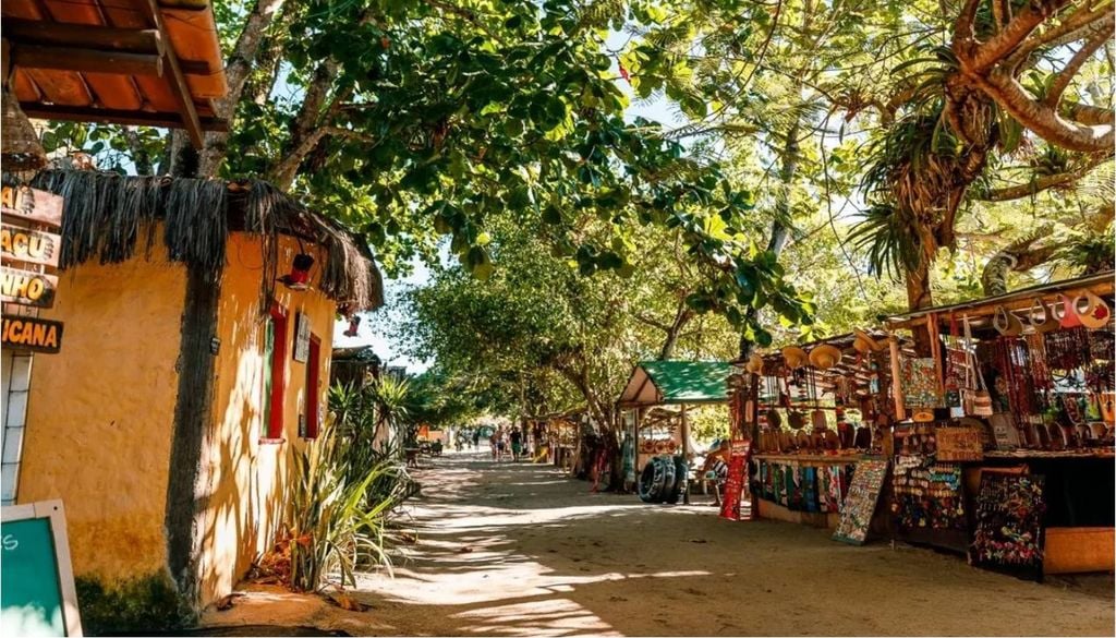 Lojinhas de artesanato na Vila de Caraíva, na Bahia. Crédito: Divulgação.