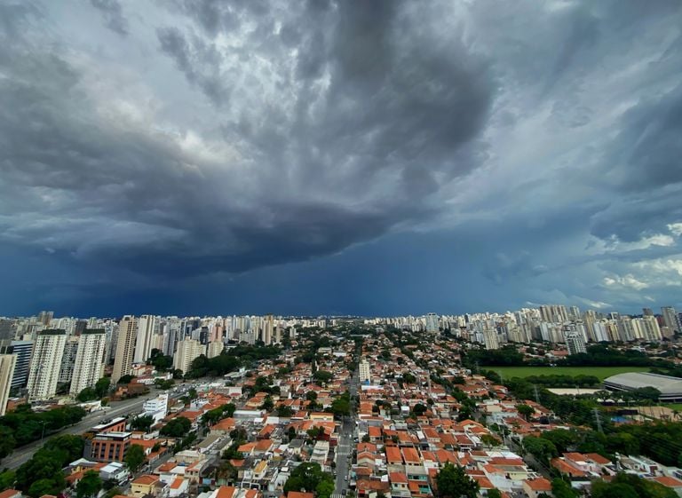 Sem frente e com ciclone, Brasil tem 22 estados sob alerta de chuvas intensas nesta quinta,18