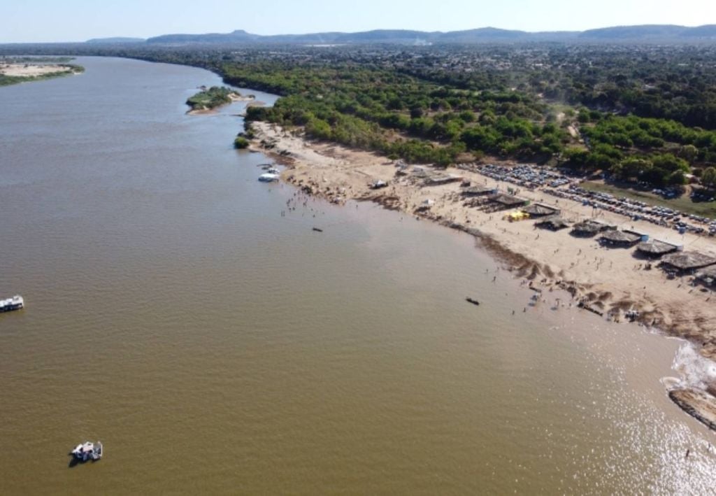 A Praia de Januária oferece passeio de barco para apreciar o nascer ou o pôr do sol; é umas das principais atrações da localidade. Crédito: Divulgação.