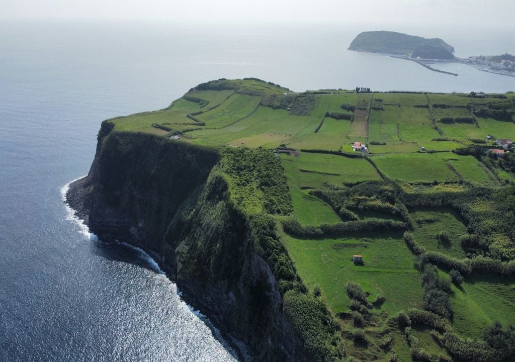 "Visitar a ilha do Faial é especial em qualquer época do ano, mas na primavera, principalmente na parte final, a ilha do triângulo açoriano faz jus ao apelido 'ilha azul', dado pelo escritor Raul Brandão." Foto: Unsplash