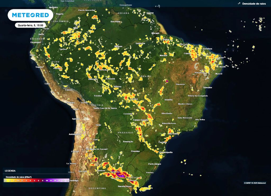 Mapa de densidade de raios para a quarta-feira (05) destaca as regiões com maior potencial de tempestades.