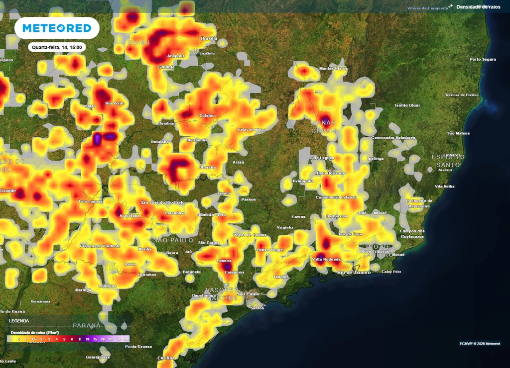 Previsão de densidade de raios para a tarde da quarta-feira, 14 de janeiro. A variável ajuda na determinação das áreas de maior risco.