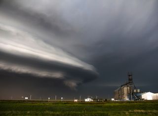 Semana começa com intensa frente fria e alertas de alto risco de tempo severo; confira os estados em alerta