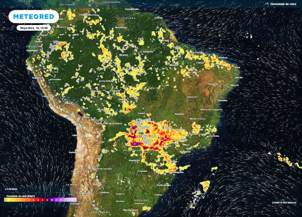 Mapa de densidade de raios para a terça-feira (18) destaca as regiões com maior potencial de tempestades. Mapa de densidade de raios para a terça-feira (18) destaca as regiões com maior potencial de tempestades.