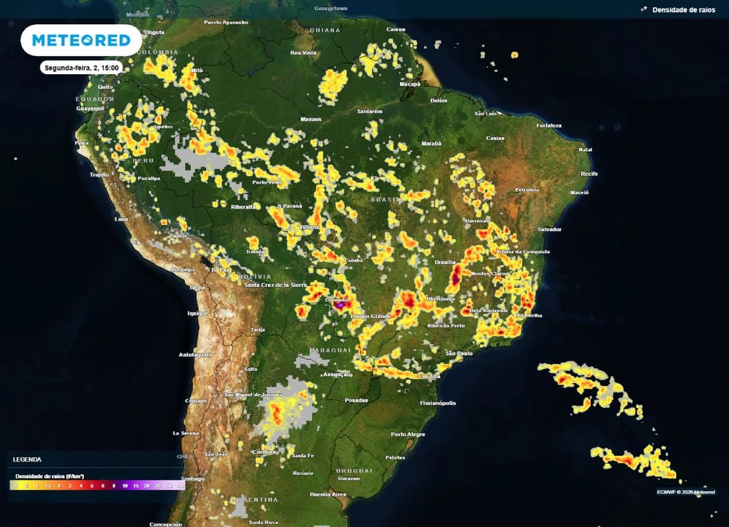 Previsão de densidade de raios para a tarde da segunda-feira, 2 de fevereiro. Variável ajuda a realçar as regiões sob maior risco de tempestades.