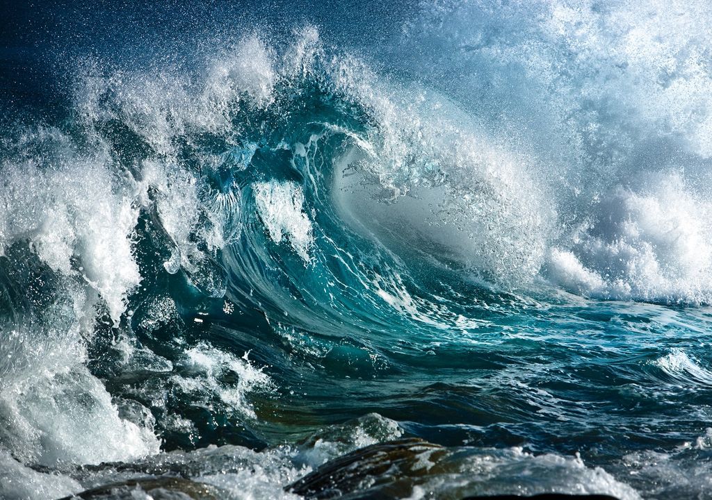 grandes olas rompiendo en la costa