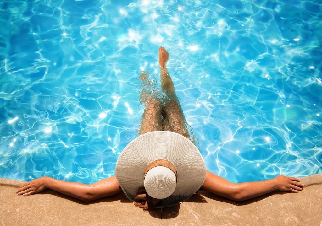 mujer relajando en una piscina