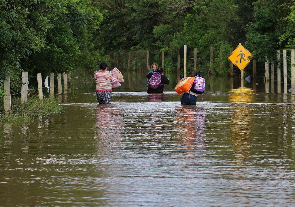 Inundações, alagamentos e enxurradas.