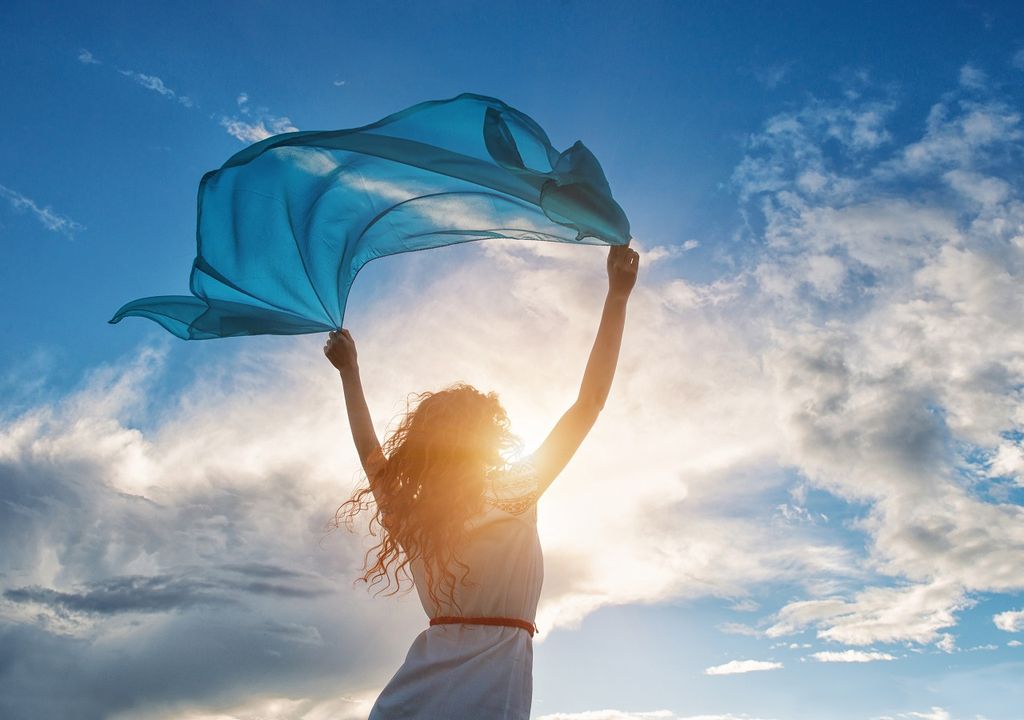 mujer con pañuelo al viento