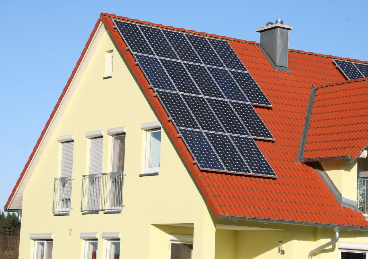 Edifício que aproveita a energia da radiação solar para produzir eletricidade (painéis fotovoltaicos).