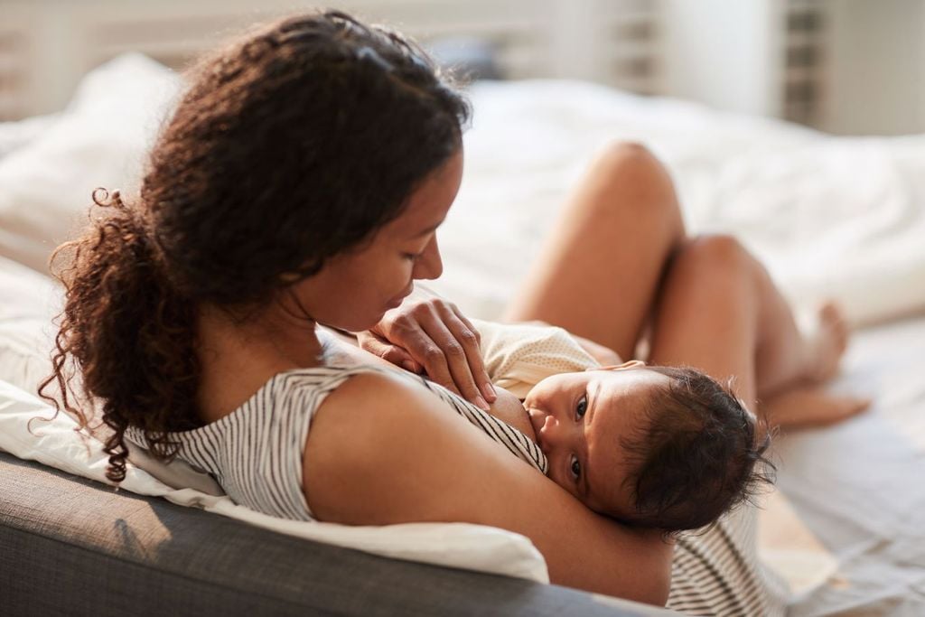 La leche de mamá tiene anticuerpos y probióticos indispensables para el sistema inmunológico del bebé. La leche de mamá tiene anticuerpos y probióticos indispensables para el sistema inmunológico del bebé.