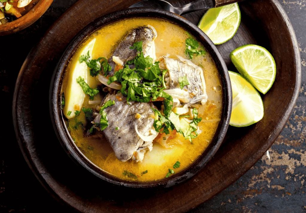 El caldillo de congrio es un clásico en toda mesa familiar chilena o restaurantes de cocina marina. Ideal para levantar "muertos". Imagen: Delish Globe