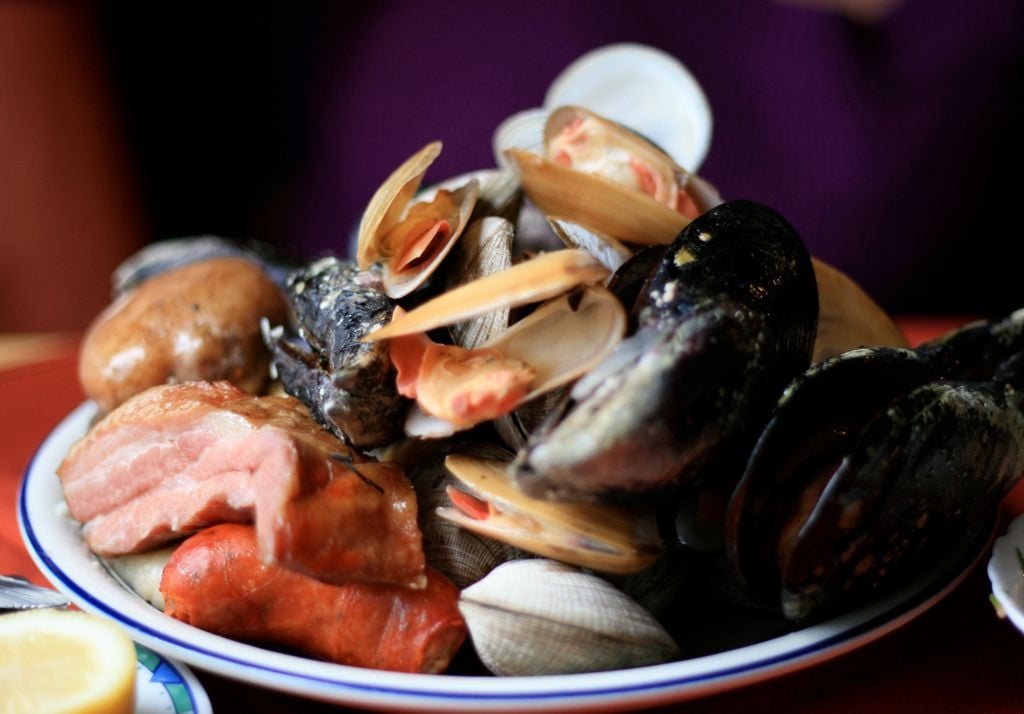 Si bien el Curanto se prepara con carnes y mariscos, se caracteriza por llevar vino blanco, choritos, almejas, y lo que la imaginación y el mar entregue. Imagen: Renzo Disi