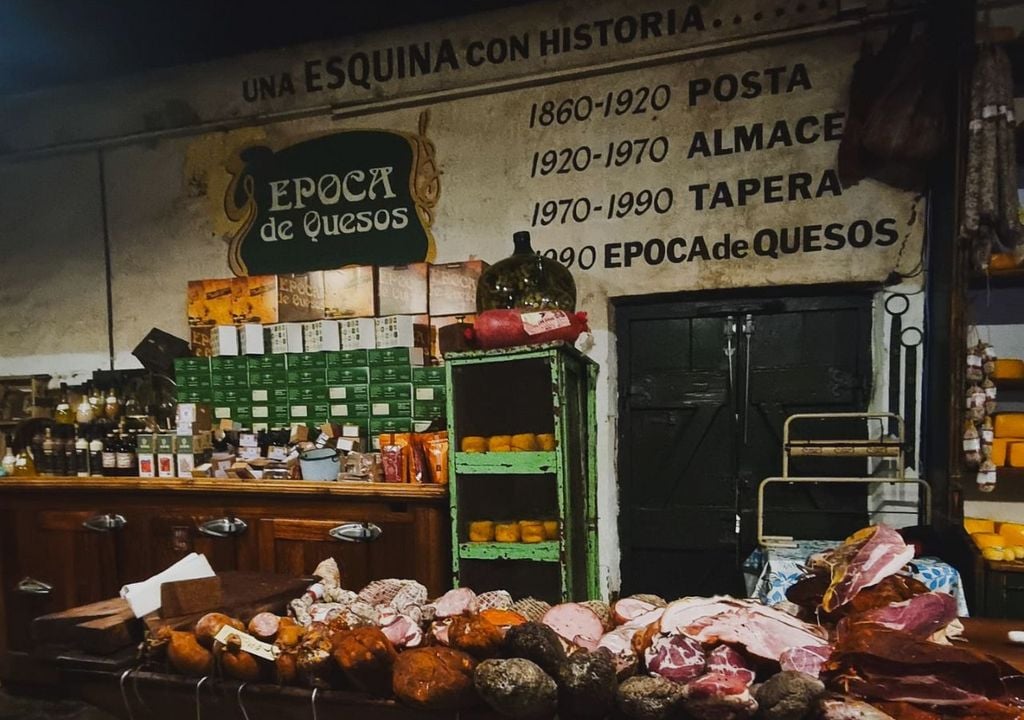 Época de Quesos: una esquina con historia para visitar en la ciudad de Tandil. Época de Quesos: una esquina con historia para visitar en la ciudad de Tandil.