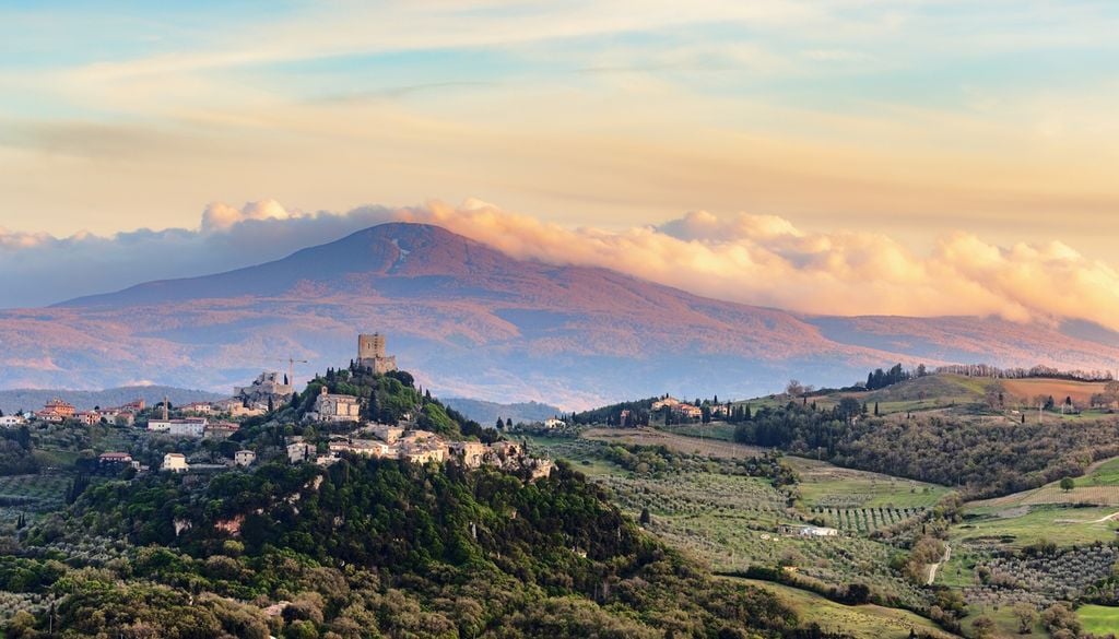 Il profilo del Monte Amiata, nel sud della Toscana: è un antico vulcano oggi spento, ma attivo fino a 200.000 anni fa. Un tempo geologicamente davvero molto recente.