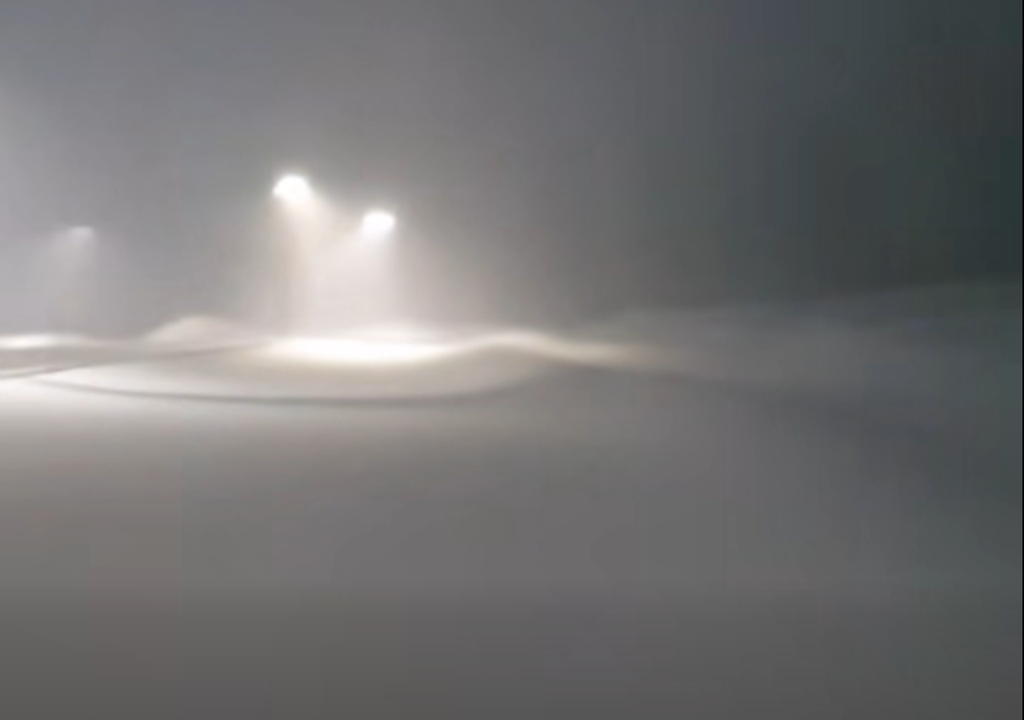 Forte nevicata sull'Etna. A Piano Provenzana, sul versante nord del vulcano a circa 1.810 metri, si sono accumulati oltre 2 metri di neve fresca in sole 48 ore, trasformando il paesaggio in un autentico scenario norvegese. Le nevicate sono iniziate già nel pomeriggio del 20 gennaio, e si sono intensificate durante la notte, sotto l'assalto di venti tempestosi che hanno ridotto la visibilità a zero e creato vere e proprie bufere.