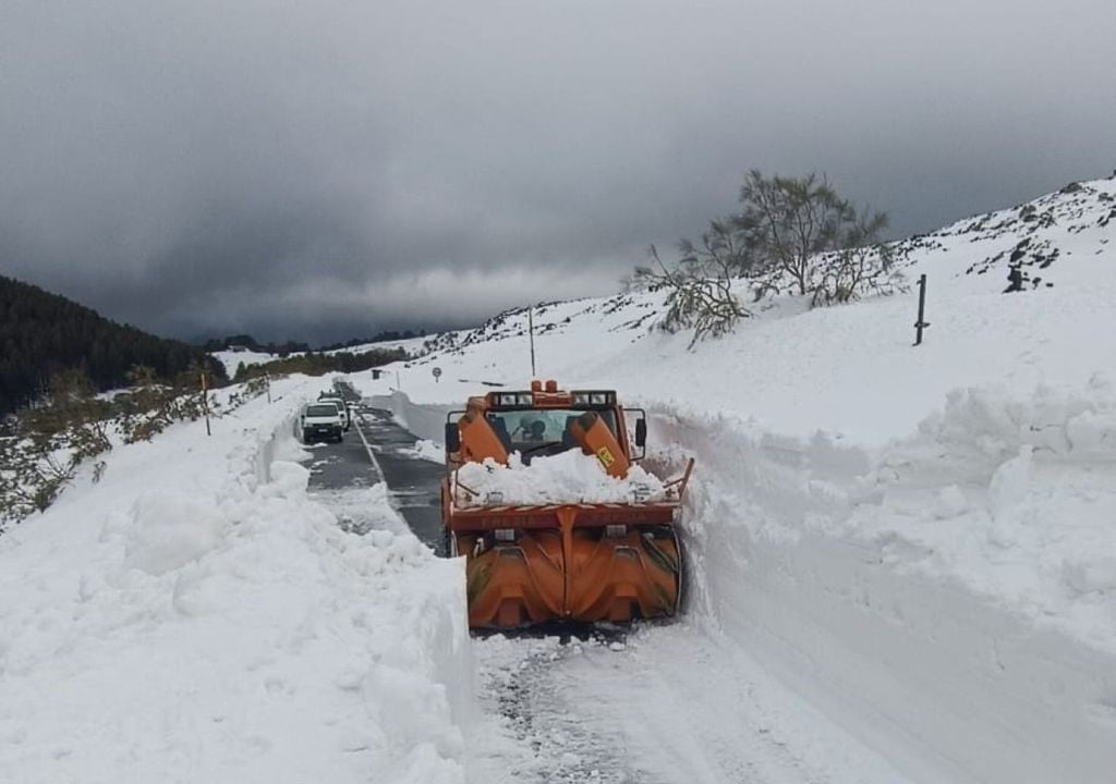 Forte nevicata a Piano Provenzana. Forte nevicata sull'EtnaA Piano Provenzana, sul versante nord del vulcano a circa 1.810 metri, si sono accumulati oltre 2 metri di neve fresca in sole 48 ore, trasformando il paesaggio in un autentico scenario norvegese. Le nevicate sono iniziate già nel pomeriggio del 20 gennaio, e si sono intensificate durante la notte, sotto l'assalto di venti tempestosi che hanno ridotto la visibilità a zero e creato vere e proprie bufere. Foto di Danilo Costanzo.