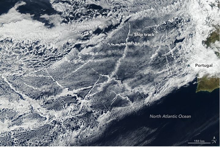 Señales De Barcos En Las Nubes Al Oeste De La Península