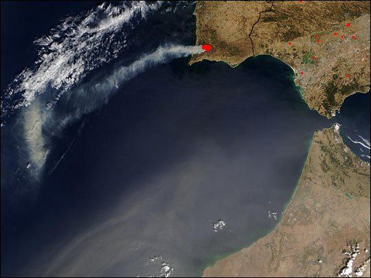 Señales Desde El Espacio De Las Zonas Calcinadas En La Península Ibérica NASAImagen NOAA en falso color. Las zonas calcinadas por los fuegos aparecen en negro como manchas deformes: Centro y sur de Portugal, parte occidental de Extremadura, suroeste de Castilla- León. Ver texto para más detalles. Fuente wetter-welt.deDespués de los pavorosos incendios de julio, agosto y alguno de septiembre, la península Ibérica ofrecía este aspecto en una imagen tomada por el satélite NOAA-16 el 15 de septiembre del 2003 a las 13:44 UTC (15:44 hora local). La ausencia casi absoluta de nubes en las zonas afectadas por los grandiosos incendios nos ofrece la visión de las huellas “negras” de las zonas quemadas y calcinadas.Llama la atención las extensas zonas del centro de Portugal y el suroeste (Algarbe). En la zona española destacan las zonas arrasadas por el fuego en Cáceres (Valencia de Alcántara) y áreas de Ávila colindantes con la provincia de Zamora.El periodo de fuegos forestales adversos en Portugal no ha terminado todavía, nuevas cenizas se expanden por este país en la segunda semana de septiembre. Con temperaturas cercanas a los 38º C los bomberos luchan con dificultad para apagar los fuegos del Algarbe, zona de destino de muchos turistas.En esta imagen del MODIS, Moderate Resolution Imaging Spectroradiometer, tomada el 12 de septiembre del 2003, muestra un gran fuego fue detectado y marcado con rojo al SW del país. Una gran estela de humos se extiende sobre el Atlántico.Mientras tanto, una tormenta de polvo transporta partículas del desierto hacia latitudes más altas, afectando al norte de Marruecos y aguas oceánicas.Imagen cortesía de Jacques Descloitres, MODIS Rapid Response Team at NASA GSFCToda la información proviene de:http://earthobservatory.nasa.gov/NaturalHazards/shownh.php3?img_id=11702