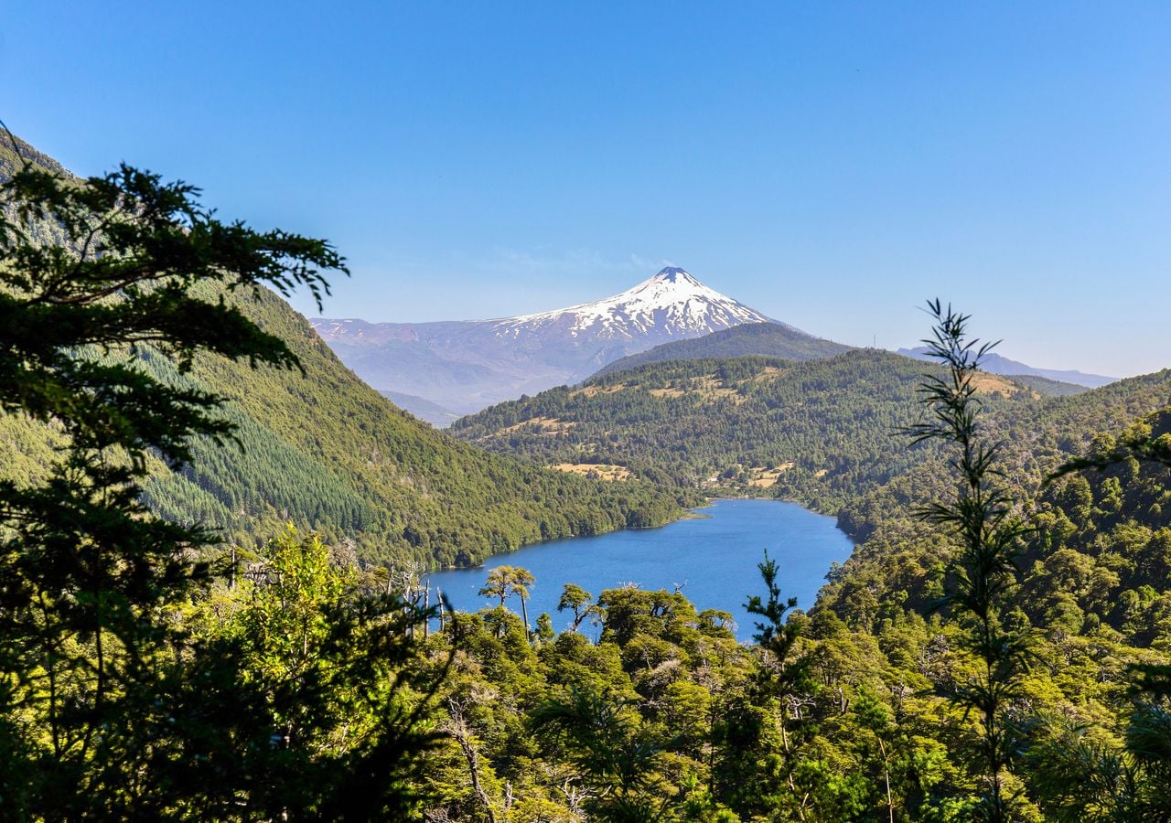 El Parque Nacional Huerquehue es conocido por sus paisajes de araucarias, lagos y montañas.