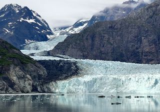 Sensationelle MIT-Studie: Mikroskopisch kleine Änderungen im Eis bestimmen die Fließgeschwindigkeit ganzer Gletscher! 